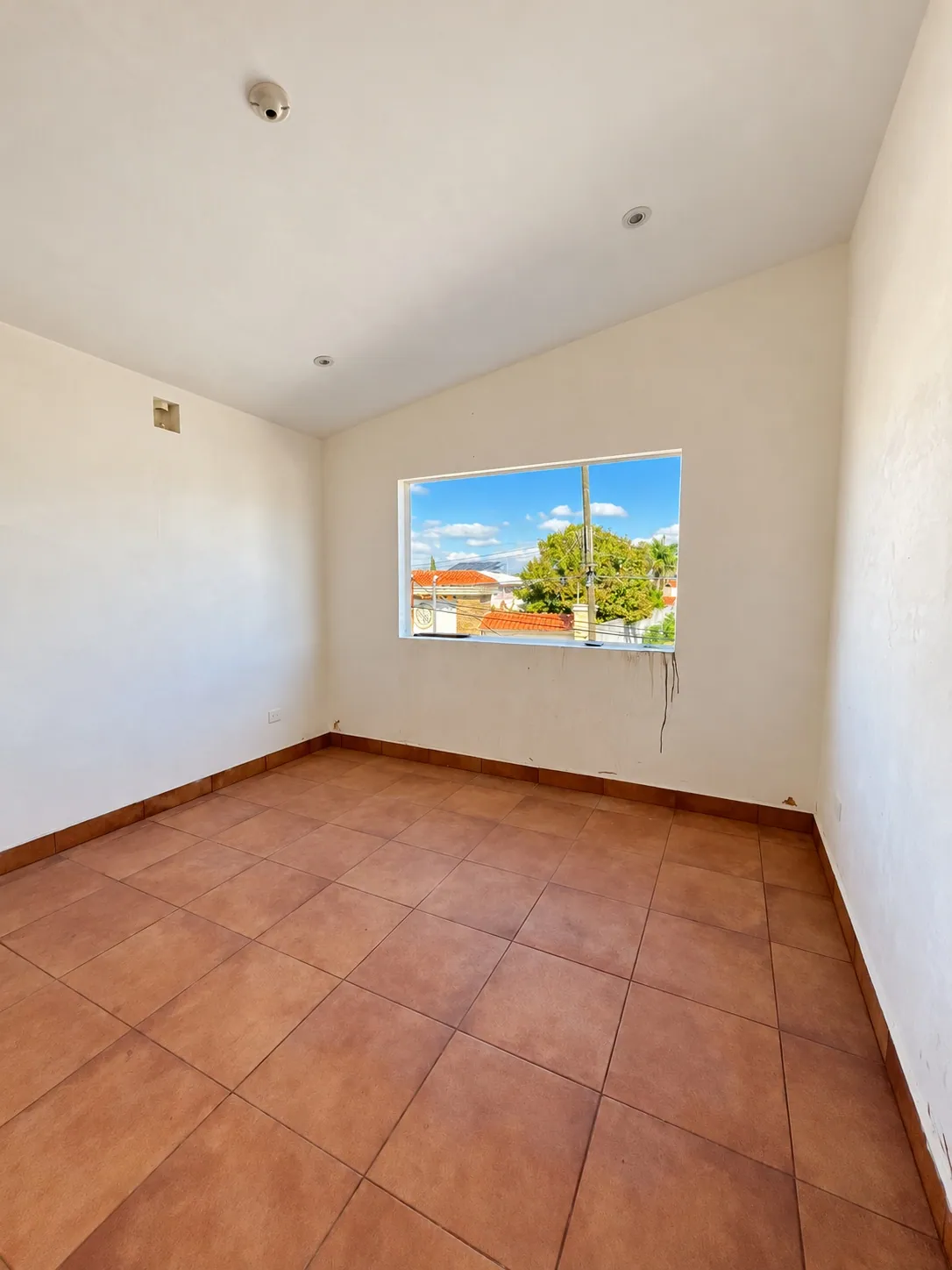 Cuarto de música con ventana horizontal