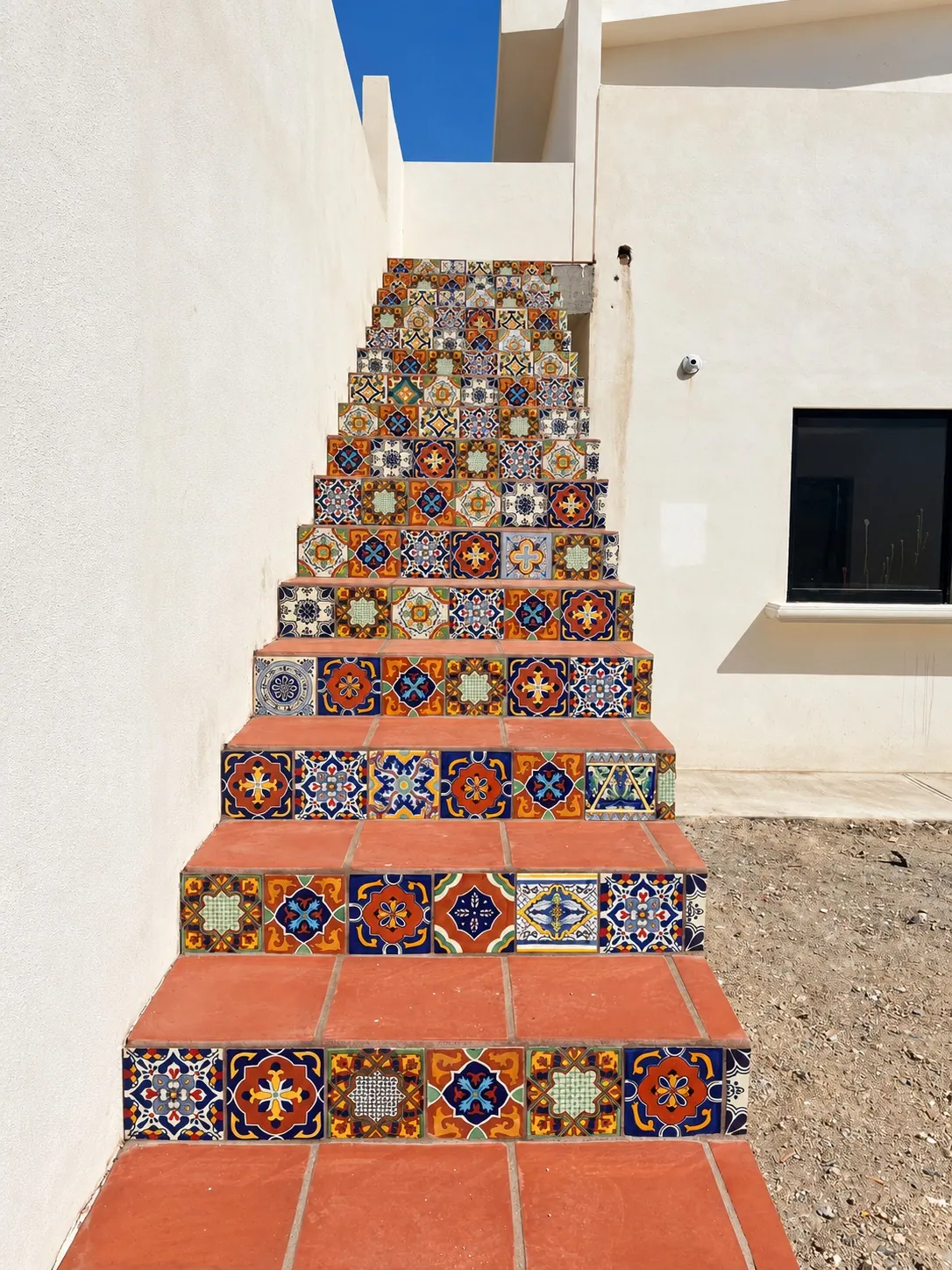 Escalera exterior con peraltes de talavera