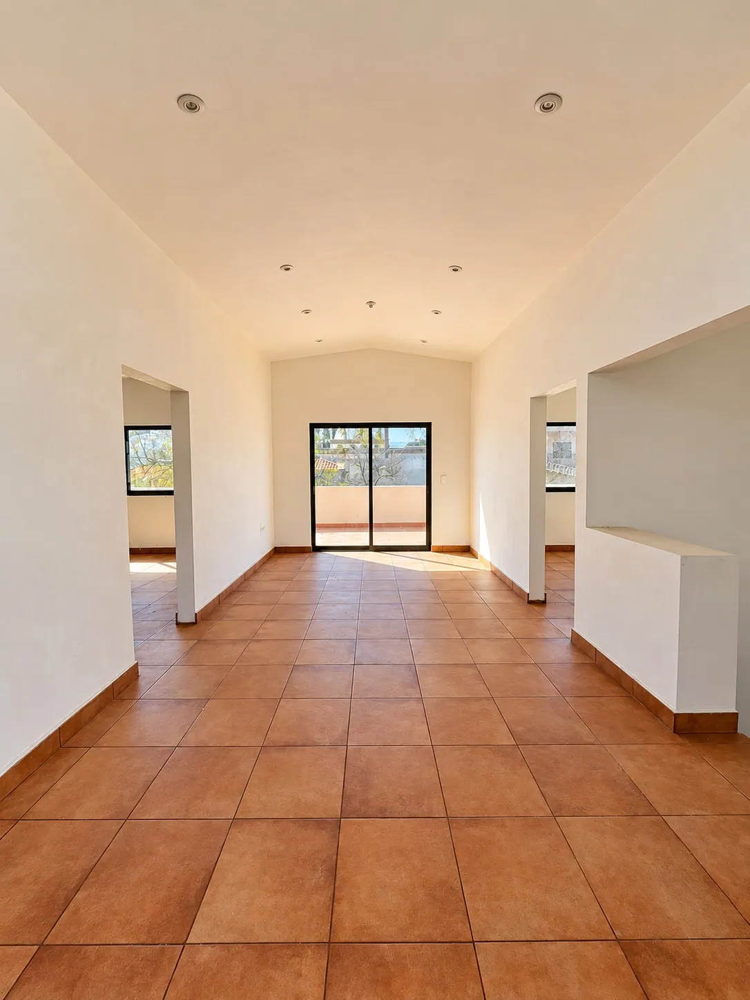 Estancia con cancelería hacia el exterior