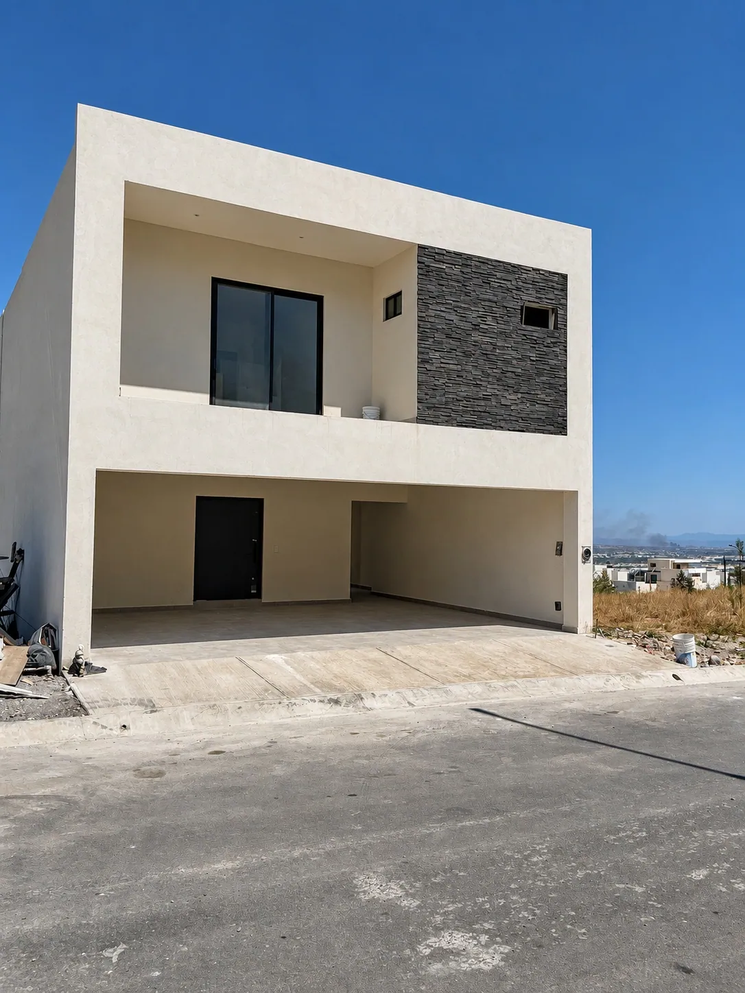 Vista en perspectiva de la fachada de Casa Solana