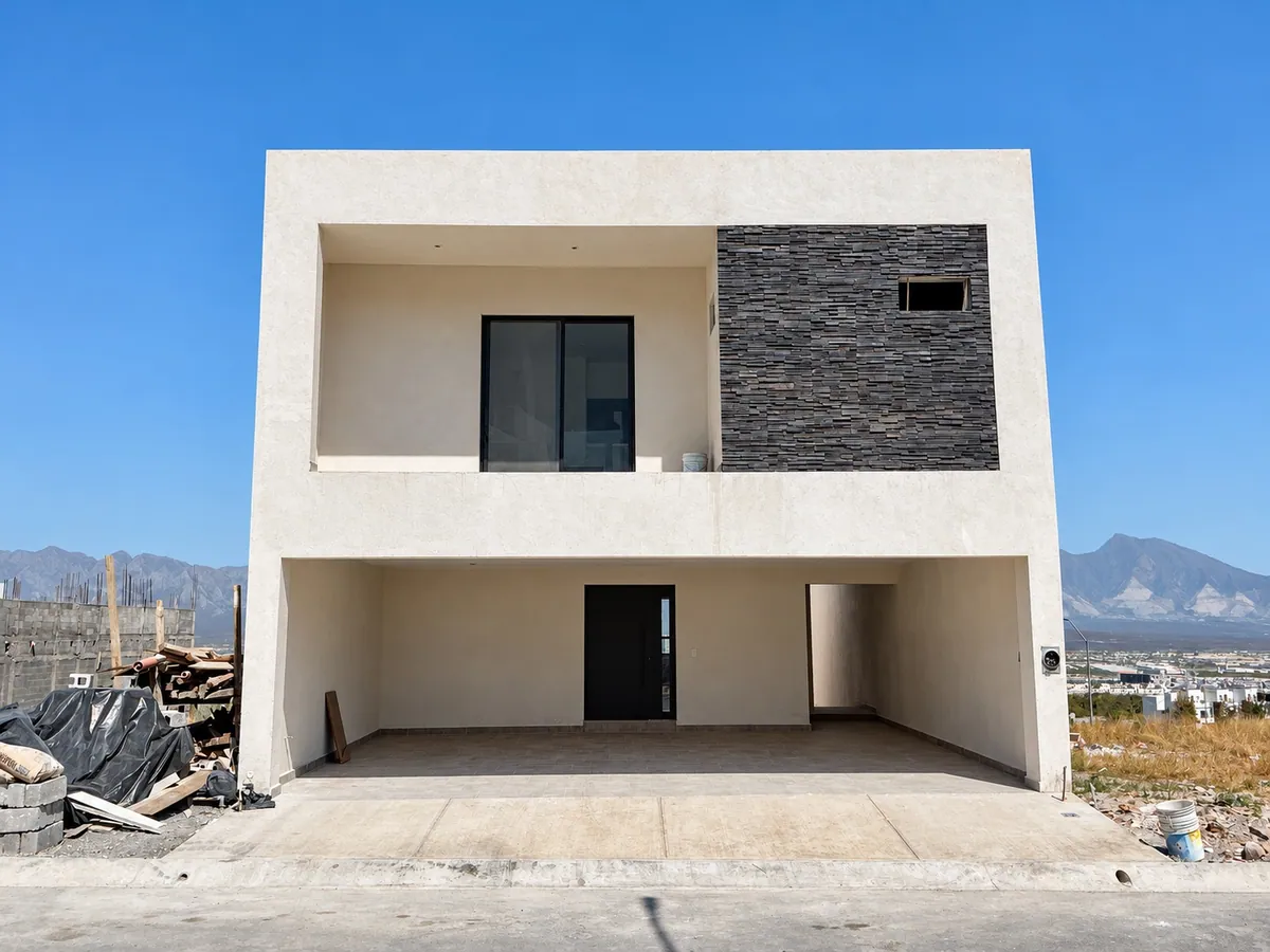 Fachada de Casa Solana al mediodía