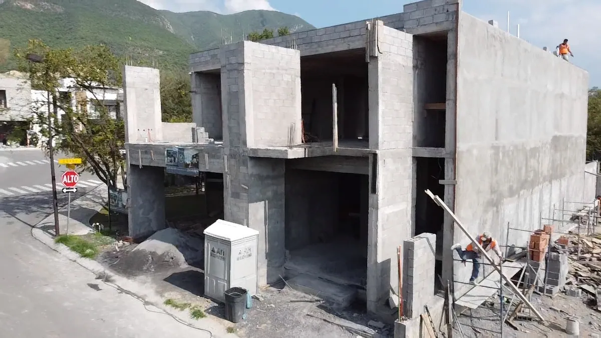 Fachada de Casa Sienna en obra negra