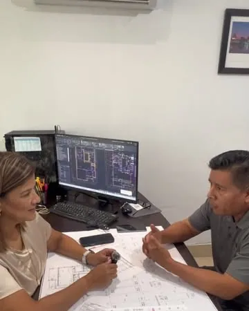 Asesoría con planos en la oficina de MC Arquitectos