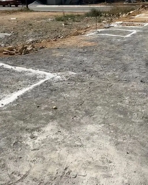 Trazo de la casa con cal sobre el terreno