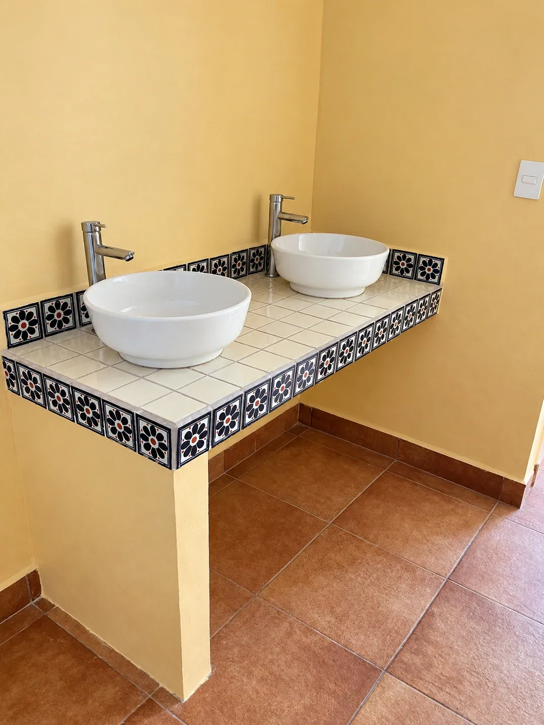 Lavabos sobre cubierta de talavera