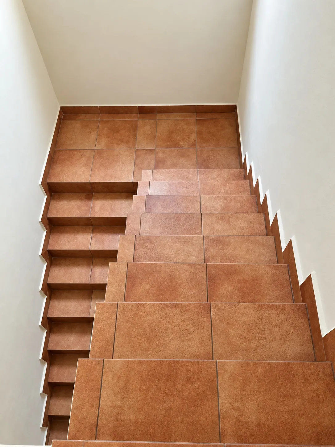 Escalera interior con piso de barro