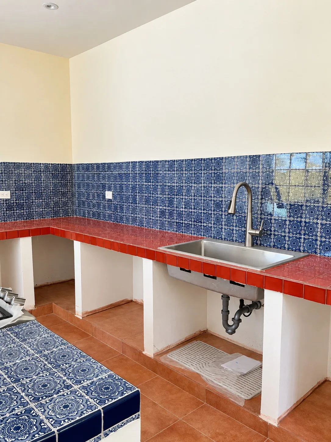 Cocina con azulejo de talavera azul