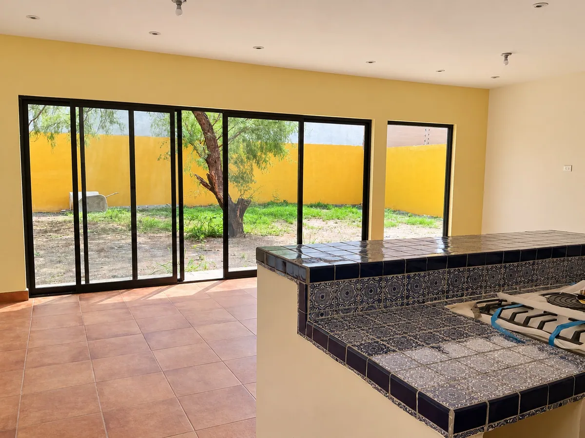 Cocina de Casa Riconada abierta al jardín