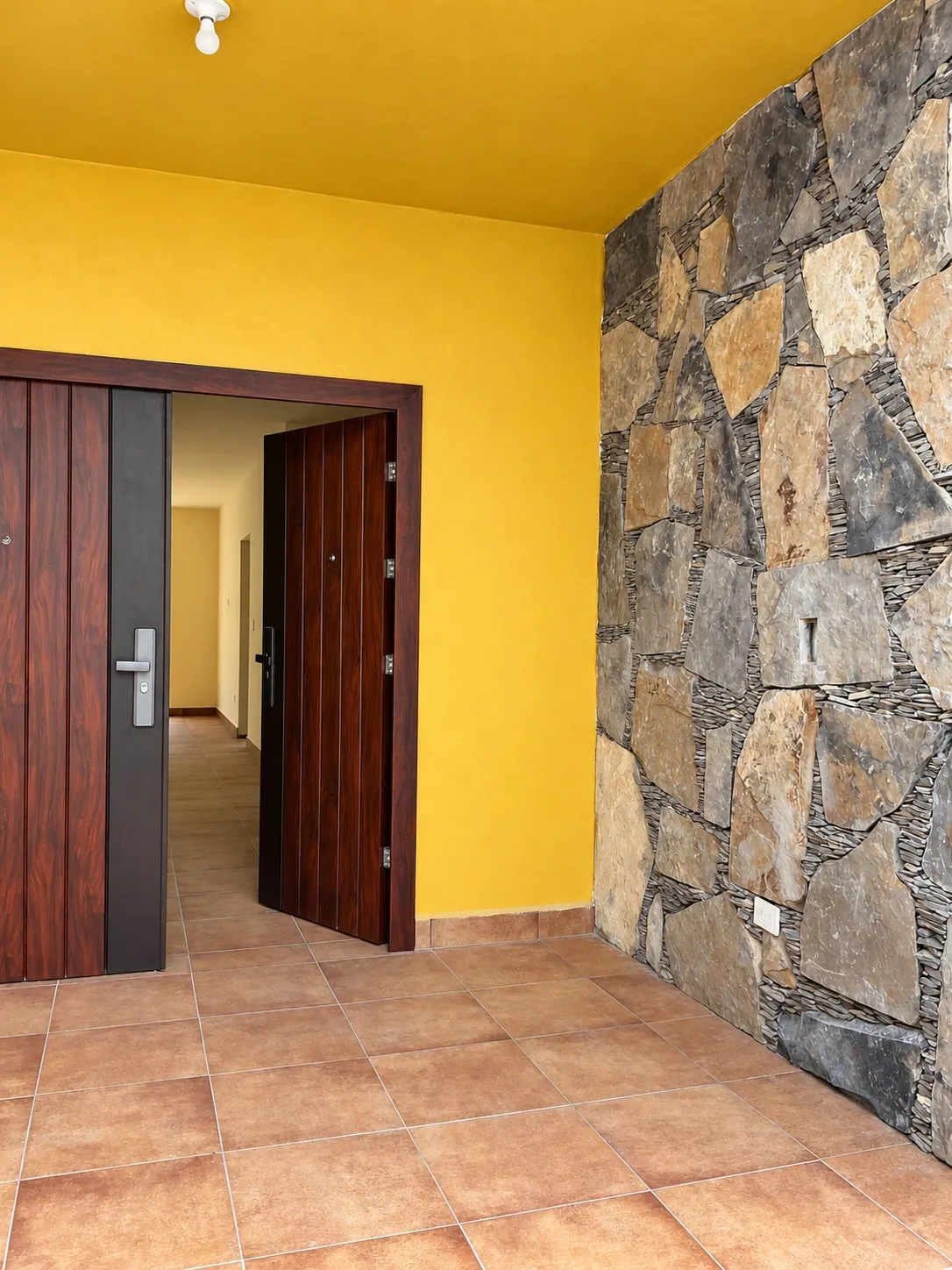 Puerta de madera junto a muro de piedra