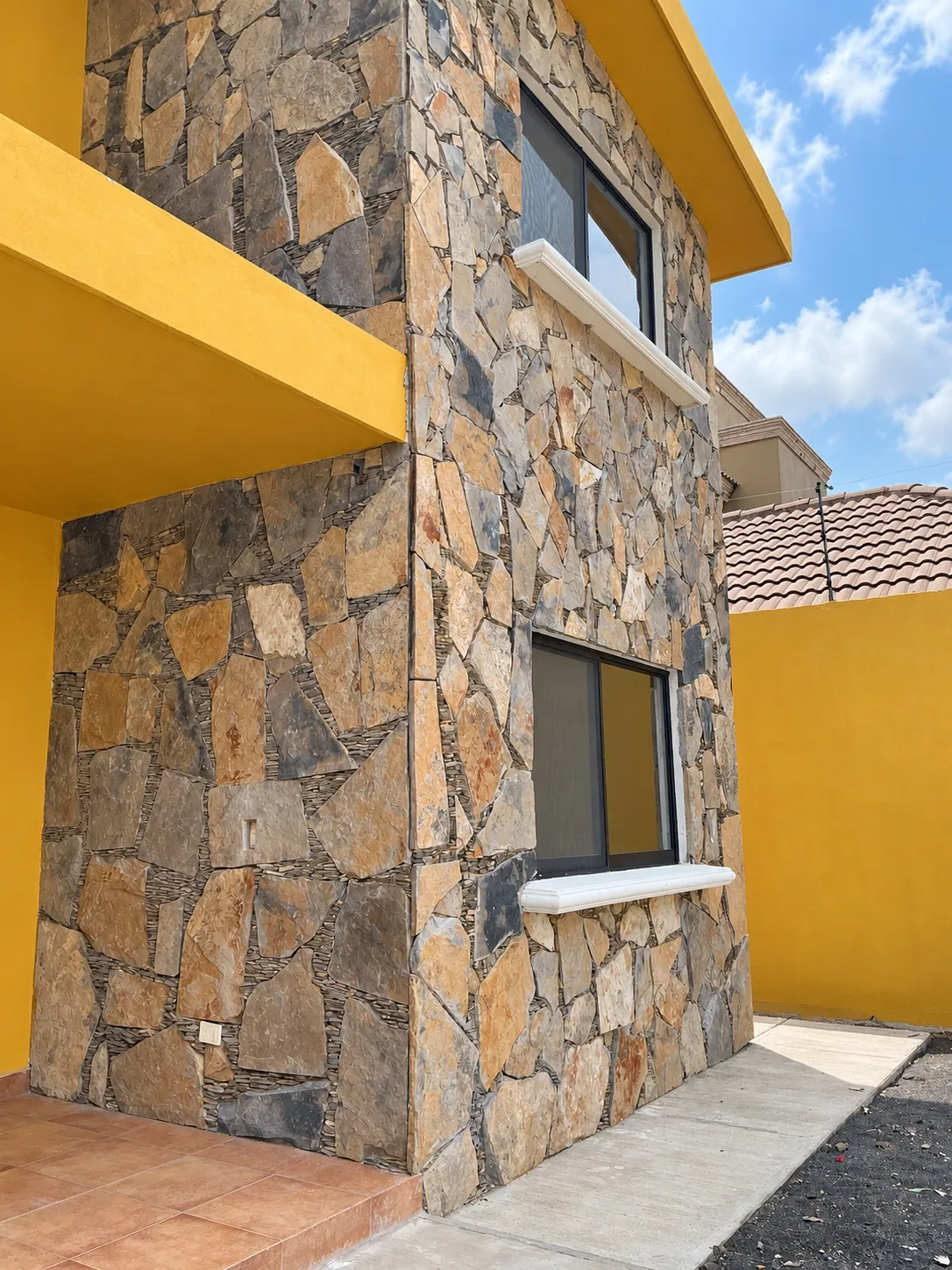 Volumen exterior recubierto de piedra