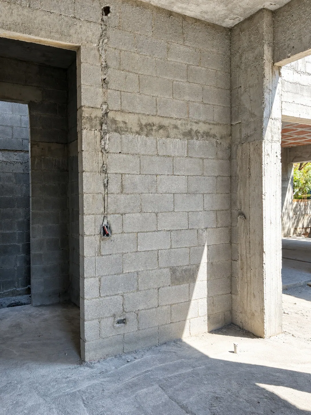 Interior en obra negra con vanos de ventanas