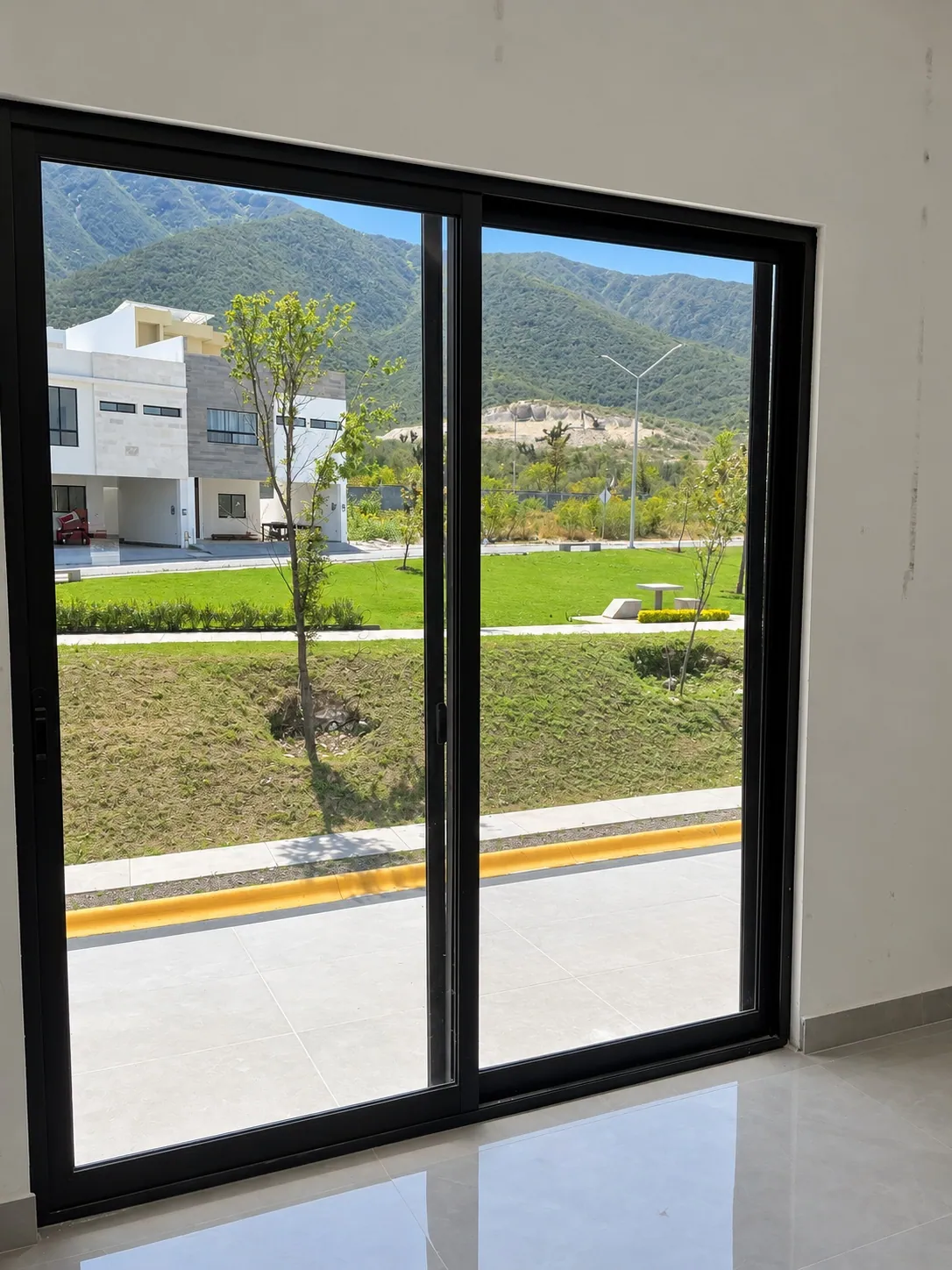 Recámara principal con cancel corredizo hacia la vista