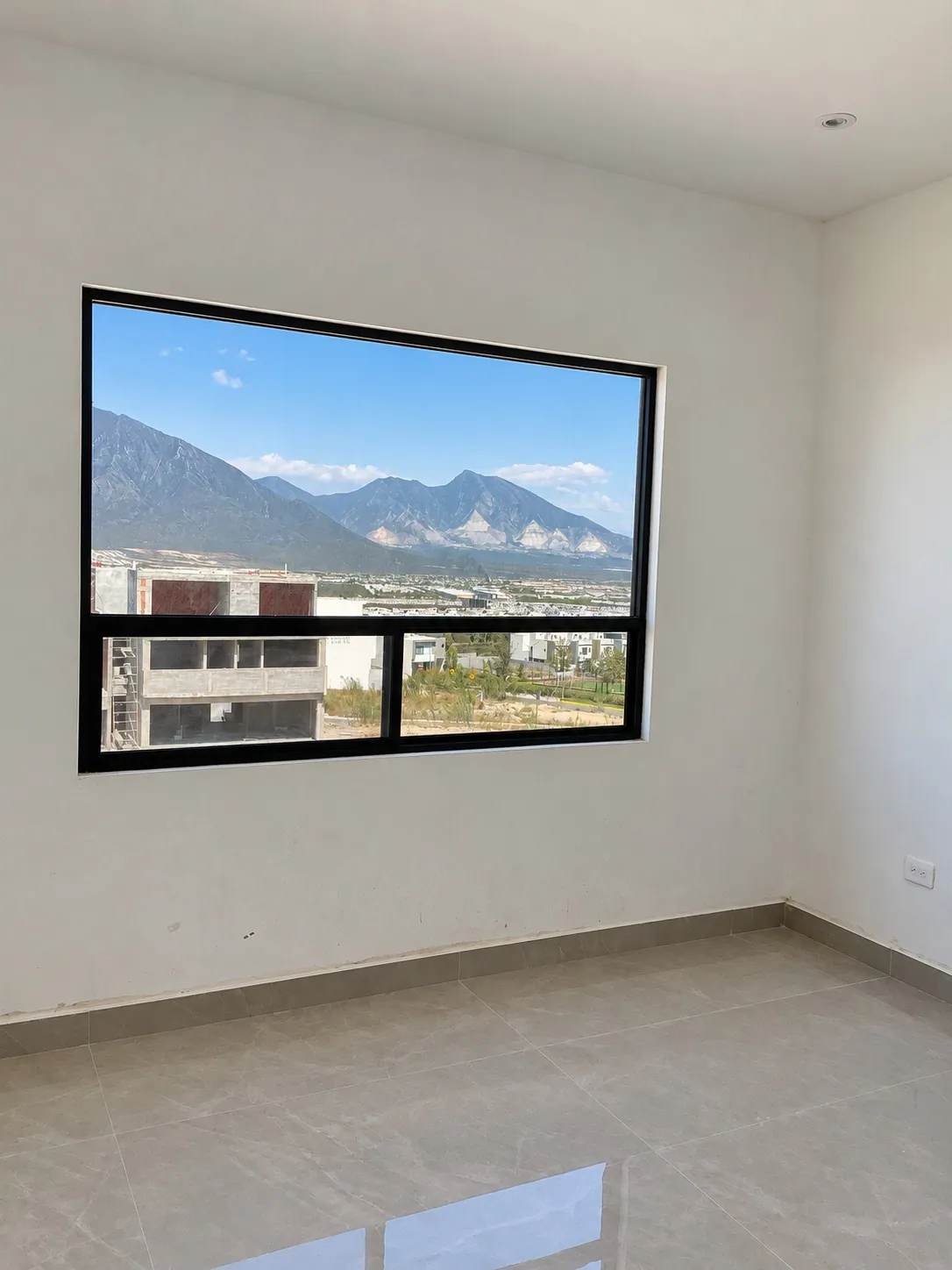 Ventana de recámara que enmarca la montaña