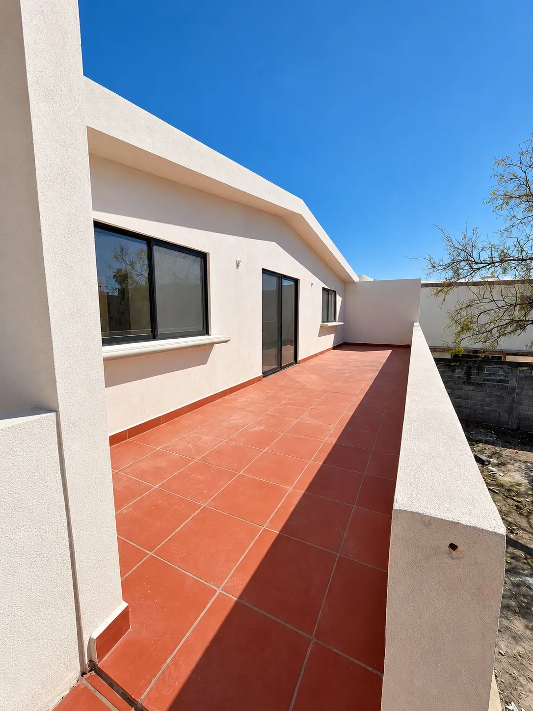 Terraza en planta alta con piso de barro