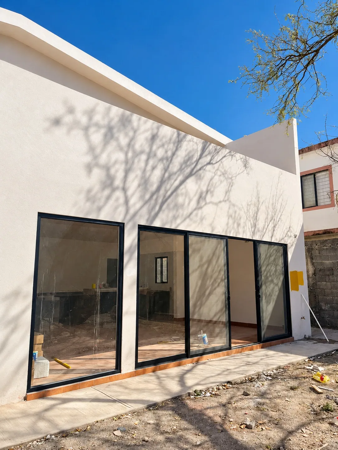 Ventanales hacia el patio