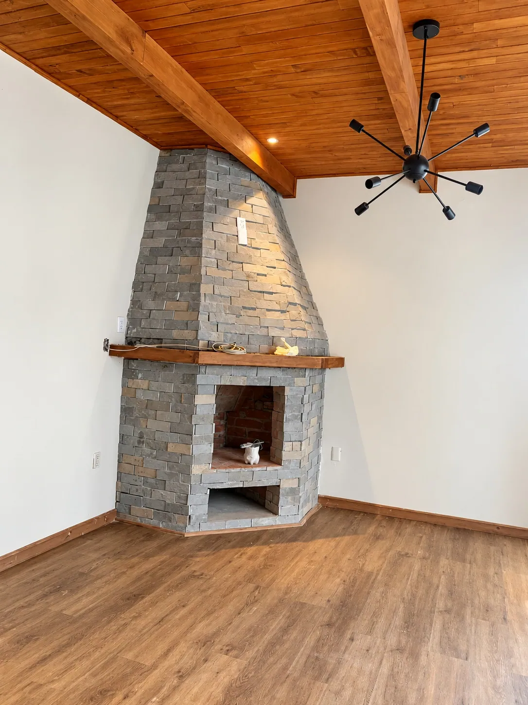 Chimenea de piedra en la estancia